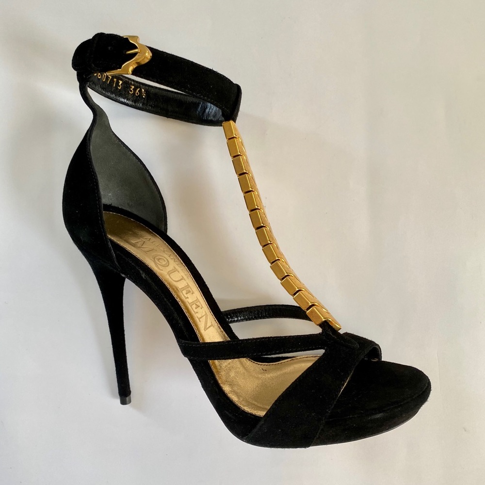 ALEXANDER MCQUEEN BLACK SUEDE STILETTO CHAIN T-STRAP SANDAL